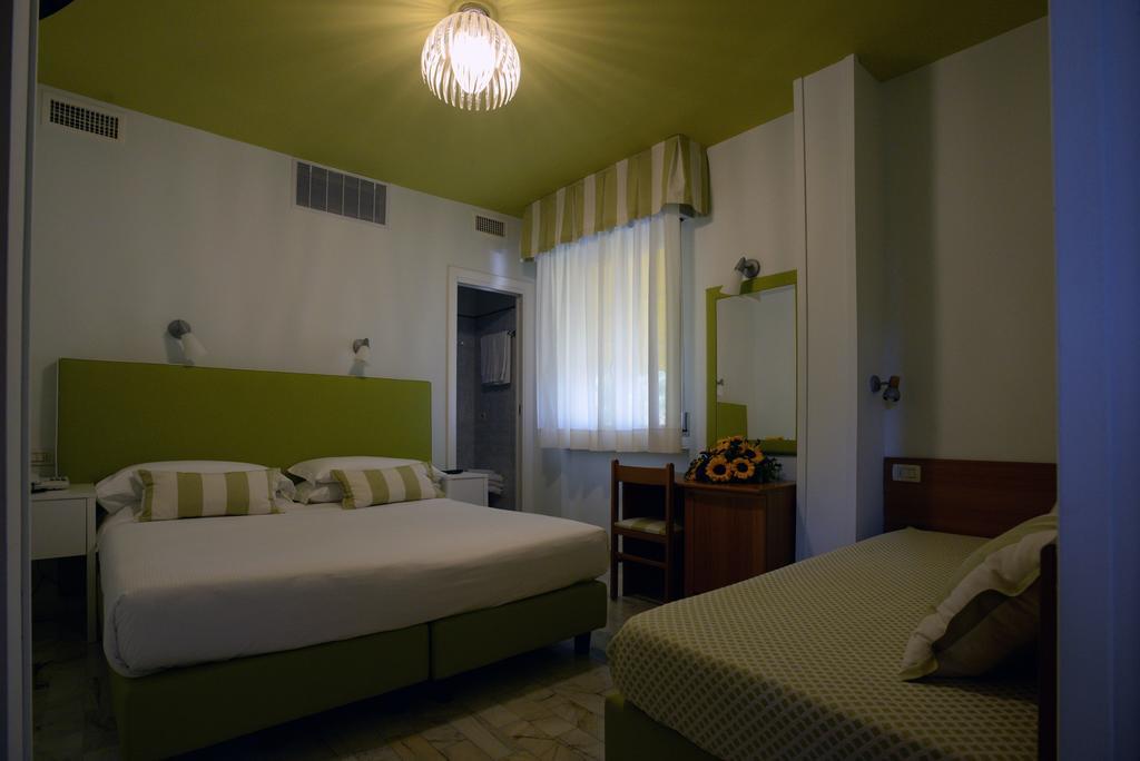 Hotel Giulio Cesare Cinquale Zimmer foto